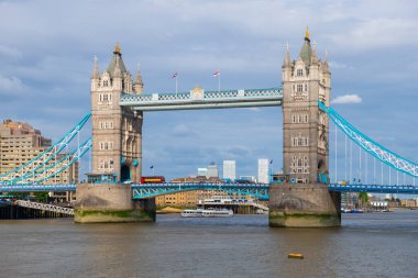 Londra Kulesi yakınlarındaki Thames Nehri 'nin karşısındaki Tower Bridge Londra, İngiltere' de. Bu köprü 1894 yılında inşa edildi ve Londra 'nın en önemli simgesi olarak kabul edilir..  