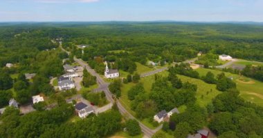 Chester tarihi şehir merkezi hava manzaralı NH Route 102 ve 121 Chester Cemaat Kilisesi ve Halk Kütüphanesi, Chester, New Hampshire NH, ABD.  