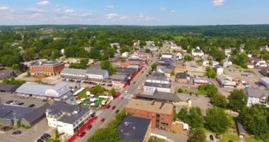 Derry tarihi şehir merkezi Broadway 'de Chester Town Hall ve Halk Kütüphanesi, Derry, New Hampshire NH, ABD.  