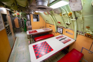 Mürettebatın çeyreklikleri ve USS Albacore AGSS-569 karışımı. Bu denizaltı 1953 yılında Amerikan Donanması için inşa edildi, şimdi Portsmouth, New Hampshire NH, ABD 'deki 600 Market Caddesi' ndeki Albacore Park 'ta bulunuyor.. 