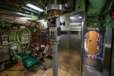 USS Albacore AGSS-569 'un kontrol odasında periskop. Bu denizaltı 1953 yılında Amerikan Donanması için inşa edildi, şimdi Portsmouth, New Hampshire NH, ABD 'deki 600 Market Caddesi' ndeki Albacore Park 'ta bulunuyor.. 