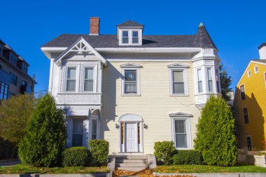 New Hampshire NH, ABD 'nin tarihi Portsmouth şehir merkezindeki 19 Islington Caddesi' ndeki tarihi konut binası.. 