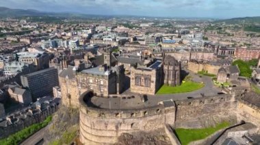Edinburgh Şatosu, İngiltere 'nin Edinburgh şehrinde bulunan tarihi bir şato. Eski Edinburgh kasabası 1995 yılından beri UNESCO 'nun Dünya Mirasları Alanıdır.. 