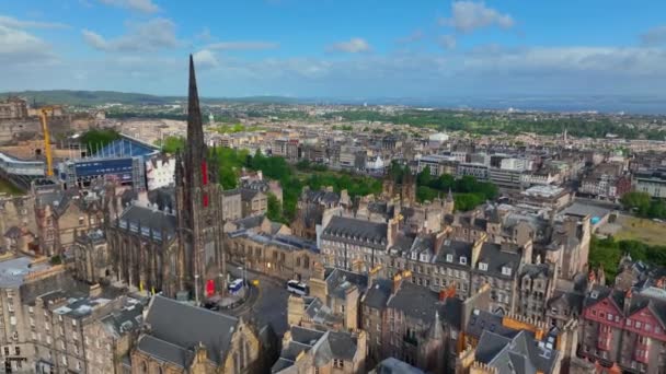 位于苏格兰爱丁堡皇家城中的旧城和托尔布斯教堂的空中景观 爱丁堡老城是联合国教科文组织自1995年以来的世界遗产 — 图库视频影像