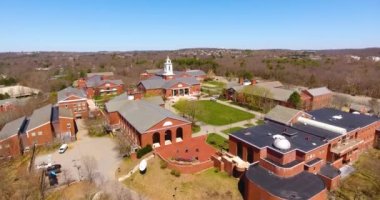 Waltham, Massachusetts MA, ABD 'deki 175 Forest Caddesi' ndeki Bentley Üniversitesi ana kampüsü.. 