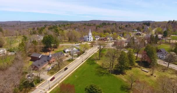 美国麻萨诸塞州安多弗北部历史城区中心的北安多弗小镇与北教区教堂的共同空中景观 — 图库视频影像