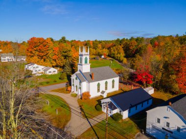 Chichester Birleşik Metodist Kilisesi hava görüntüsü 45 Main Caddesi 'nde New Hampshire NH, ABD' nin tarihi şehir merkezinde.. 