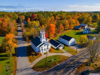 Chichester Birleşik Metodist Kilisesi hava görüntüsü 45 Main Caddesi 'nde New Hampshire NH, ABD' nin tarihi şehir merkezinde.. 