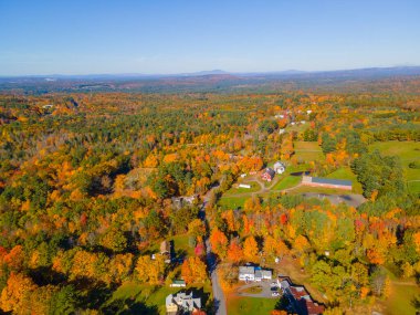 Chichester, New Hampshire NH, ABD 'nin tarihi şehir merkezinde sonbaharda kırsal manzaranın havadan görüntüsü. 
