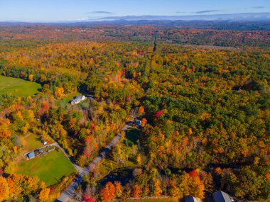 Chichester, New Hampshire NH, ABD 'nin tarihi şehir merkezinde sonbaharda kırsal manzaranın havadan görüntüsü. 