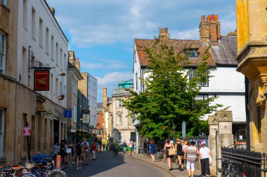 Bene Caddesi 'nde tarihi binalar var. Cambridge Üniversitesi' nde Eagle barı da dahil. Merkez Cambridge, İngiltere 'de Trumpington Caddesi yakınlarında.. 
