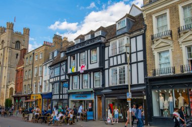 Cambridge Üniversitesi 'ndeki King' s Parade üzerine tarihi ticari binalar.. 