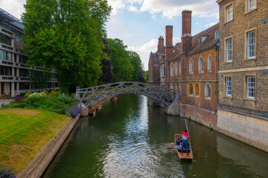 Cambridge Üniversitesi 'nin Cambridge, İngiltere' deki arka planında Matematiksel Köprü ile River Cam 'de atlama. 