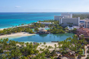 Paradise Lagoon ve The Coral Hotel 'in hava manzarası Paradise Island, Bahamalar' daki Atlantis Otel 'in arkasında Paradise Beach var..