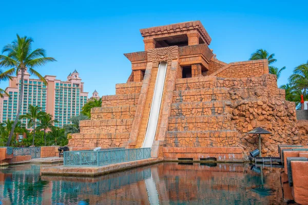 Mayan Temple Water Slide Including Leap Faith Challenger Slide Adventure — Stock Photo, Image