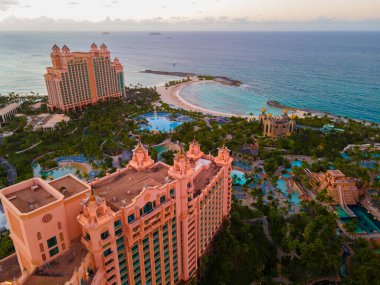 Bahamalar, Cennet Adası 'ndaki Atlantis Macera Parkı' nda Cove Beach hava manzarası ve Cove Tower.