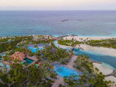 Cennet Sahili hava manzarası, gün batımında Maya Tapınağı ve Cennet Göl Gölü ile Bahamalar 'daki Cennet Adası' nda..