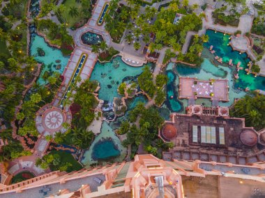 Bahamalar 'daki Cennet Adası Atlantis Resort' ta gün batımında Royal Stingray Lagoon ve Ruins Lagoon 'un en üst görüntüsü..