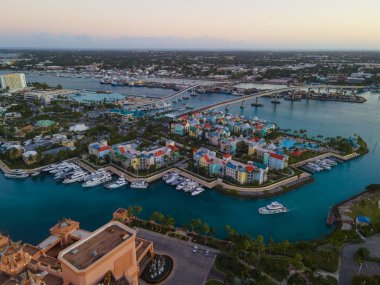 Harborside Villas hava manzaralı Nassau Limanı 'nda günbatımı alacakaranlığı. Arka planda Nassau var. Cennet Adası, Bahamalar' dan..