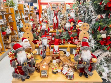 Massachusetts MA, ABD 'deki Noel pazarında satılmak üzere Noel hediyeleri. 
