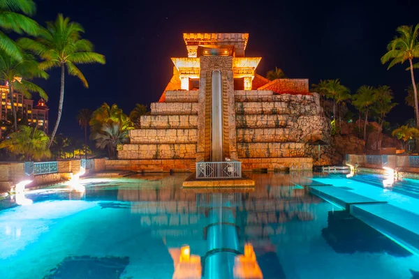 Maya Temple Vattenrutschbana Nattscen Inklusive Leap Faith Och Challenger Slide — Stockfoto
