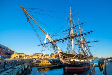 USS Anayasası, ABD Donanması 'nın Boston, Massachusetts MA' da bulunan Charlestown Donanma Tersanesi 'ne demirlemiş üç direkli ağır gövdeli firkateyni. O hala yüzen dünyanın en eski gemisi.. 
