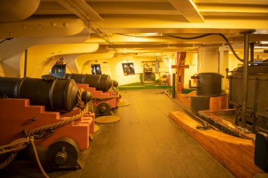 USS Anayasası 'nda topları olan kamara. 1798 'de ABD Donanması için fırlatılan ağır bir firkateyn. Boston, Massachusetts MA, ABD' deki Charlestown Donanma Tersanesi 'ne demirlemiş.. 