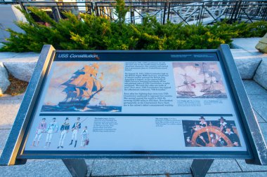 USS Anayasası 'nın giriş işareti. 1798 'de ABD Donanması için fırlatılan ağır bir firkateyn. Boston, Massachusetts MA, ABD' deki Charlestown Donanma Tersanesi 'ne demirlemiş.. 