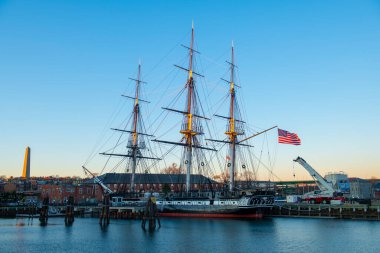USS Anayasası, ABD Donanması 'nın Boston, Massachusetts MA' da bulunan Charlestown Donanma Tersanesi 'ne demirlemiş üç direkli ağır gövdeli firkateyni. O hala yüzen dünyanın en eski gemisi.. 