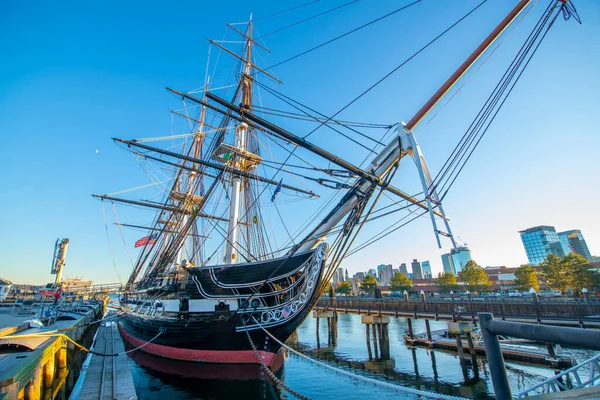 Ussコンスティチューション Uss Constitution アメリカ合衆国マサチューセッツ州ボストンのチャールズタウン海軍工廠に停泊していた3隻の木製の船体重フリゲート 彼女はまだ世界で最も古い船だ — ストック写真