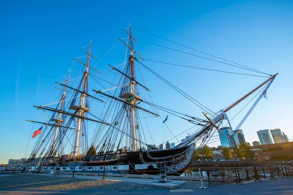 Ussコンスティチューション Uss Constitution アメリカ合衆国マサチューセッツ州ボストンのチャールズタウン海軍工廠に停泊していた3隻の木製の船体重フリゲート 彼女はまだ世界で最も古い船だ — ストック写真