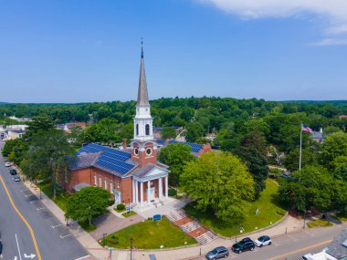 Wellesley Cemaat Kilisesi ve Central Caddesi 'nin havadan görünüşü Wellesley, Massachusetts MA, ABD.