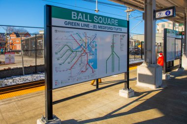 Massachusetts MA, ABD 'deki Medford kentindeki MBTA Green Line Ball Square istasyonunun imza ve haritası. İstasyon, GLX uzantısının 12 Aralık 2022 'de açılması..