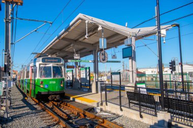 MBTA Green Line Kinki Sharyo Tip 7 treni Somerville, Massachusetts MA, ABD 'deki East Somerville istasyonunda. Yeşil Hat Eklentisi 12 Aralık 2022 'de açıldı. 