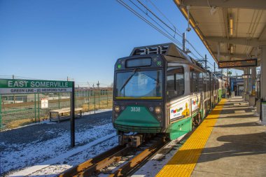 MBTA Green Line Ansaldo Breda Tip 8 treni Somerville, Massachusetts MA, ABD 'deki East Somerville istasyonunda. Yeşil Hat Eklentisi 12 Aralık 2022 'de açıldı. 