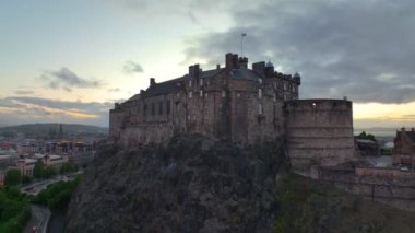 Edinburgh Şatosu, İngiltere 'nin Edinburgh şehrinde bulunan tarihi bir şato. Eski Edinburgh kasabası 1995 yılından beri UNESCO 'nun Dünya Mirasları Alanıdır.. 