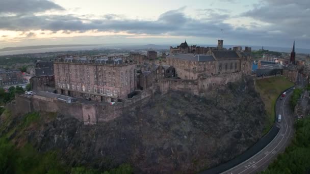 Edinburgh Castle Historic Castle Stands Castle Rock Old Town Edinburgh — Vídeo de stock