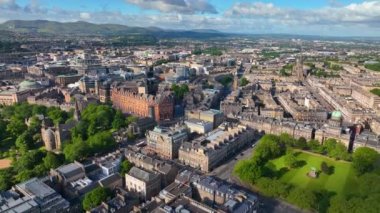 Edinburgh, İskoçya 'daki St Mary Katedrali' nin bulunduğu Queensferry Caddesi ve Shandwick Place 'deki Princes Caddesi' ndeki New Town hava manzarası. New Town Edinburgh, 1995 yılından bu yana UNESCO 'nun Dünya Mirasları Alanıdır.. 