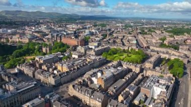 Edinburgh, İskoçya 'daki Charlotte Meydanı ve New Town' daki West Register House dahil George Caddesi 'ndeki New Town hava manzarası. New Town Edinburgh, 1995 yılından bu yana UNESCO 'nun Dünya Mirasları Alanıdır.. 