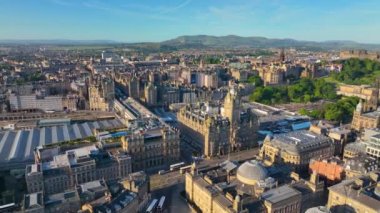 Edinburgh Kalesi 'nin arka planında Edinburgh, İskoçya, İngiltere' de yer aldığı Princes Caddesi ve Balmoral House 'daki New Town hava manzarası. New Town Edinburgh, 1995 yılından bu yana UNESCO 'nun Dünya Mirasları Alanıdır.. 