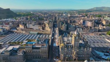 Edinburgh, İskoçya 'da, Princes Caddesi' ndeki North Bridge ve Balmoral House 'daki New Town hava görüntüsü. New Town Edinburgh, 1995 yılından bu yana UNESCO 'nun Dünya Mirasları Alanıdır.. 