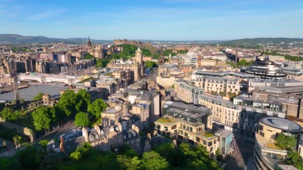 位于英国爱丁堡的普林斯街 Princes Street 和以爱丁堡城堡 Edinburgh Castle 为背景的秃顶别墅 Balmoral House 的新城空中景观 — 图库视频影像
