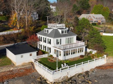 Pepperrell Cove 'daki 72 Pepperrell Yolu' ndaki tarihi bina Kittery Point 'teki Piscataqua Nehri ağzında, Maine ME, ABD. 