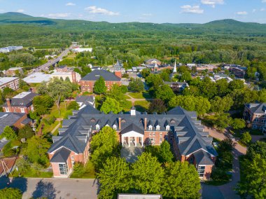 ABD 'nin New Hampshire NH' deki tarihi şehir merkezi Plymouth 'ta Plymouth Eyalet Üniversitesi' nde Mary Lyon Konut Salonu 'nun havadan görüntüsü. 
