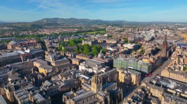 St. Giles Katedrali ve Edinburgh Şatosu, İskoçya, İngiltere de dahil olmak üzere Waverley Tren İstasyonu 'ndan Edinburgh Eski Şehir hava manzarası. Eski Edinburgh kasabası 1995 yılından beri UNESCO 'nun Dünya Mirasları Alanıdır..