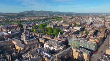 St. Giles Katedrali ve Edinburgh Şatosu, İskoçya, İngiltere de dahil olmak üzere Waverley Tren İstasyonu 'ndan Edinburgh Eski Şehir hava manzarası. Eski Edinburgh kasabası 1995 yılından beri UNESCO 'nun Dünya Mirasları Alanıdır..