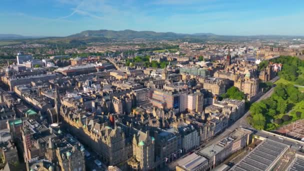 エディンバラ旧市街は イギリスのスコットランド エディンバラにあるセント ジャイルズ大聖堂やエディンバラ城を含むウェイブリー駅からの空中ビュー 旧市街エディンバラは1995年からユネスコの世界遺産に登録されています — ストック動画