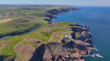 St. Abbs Deniz Feneri ve kıyı uçurumlarının havadan görüntüsü. Yazın St. Abbs, Berwickshire, İskoçya, İngiltere yakınlarındaki bir köyde.. 