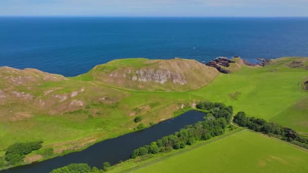 Abbs Head Coastal Cliffs Mire Loch Aerial View Summer Village — Stockvideo