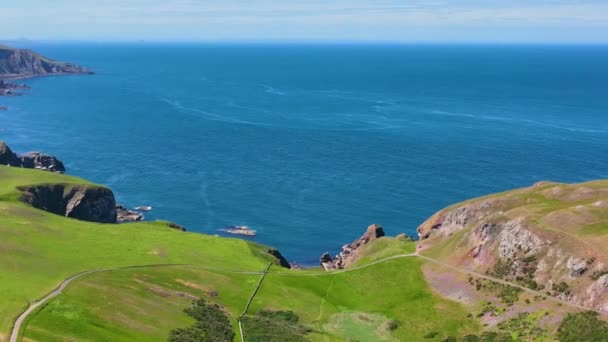 Abbs英国スコットランド バーウィックスシャー州のSt Abbsの村の近くで夏の海岸の崖の空中ビューを頭 — ストック動画
